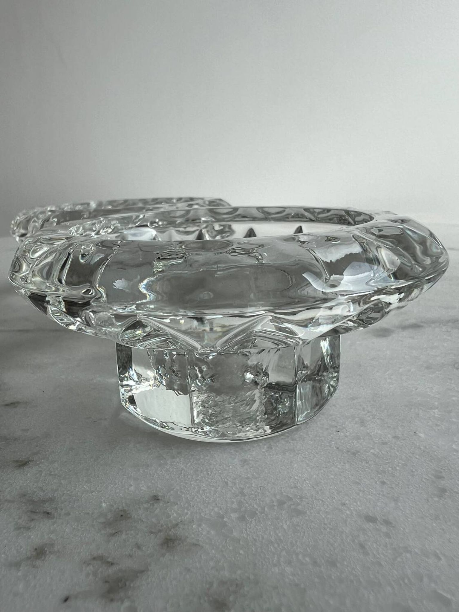Lot de 2 bougeoirs en verre moulé