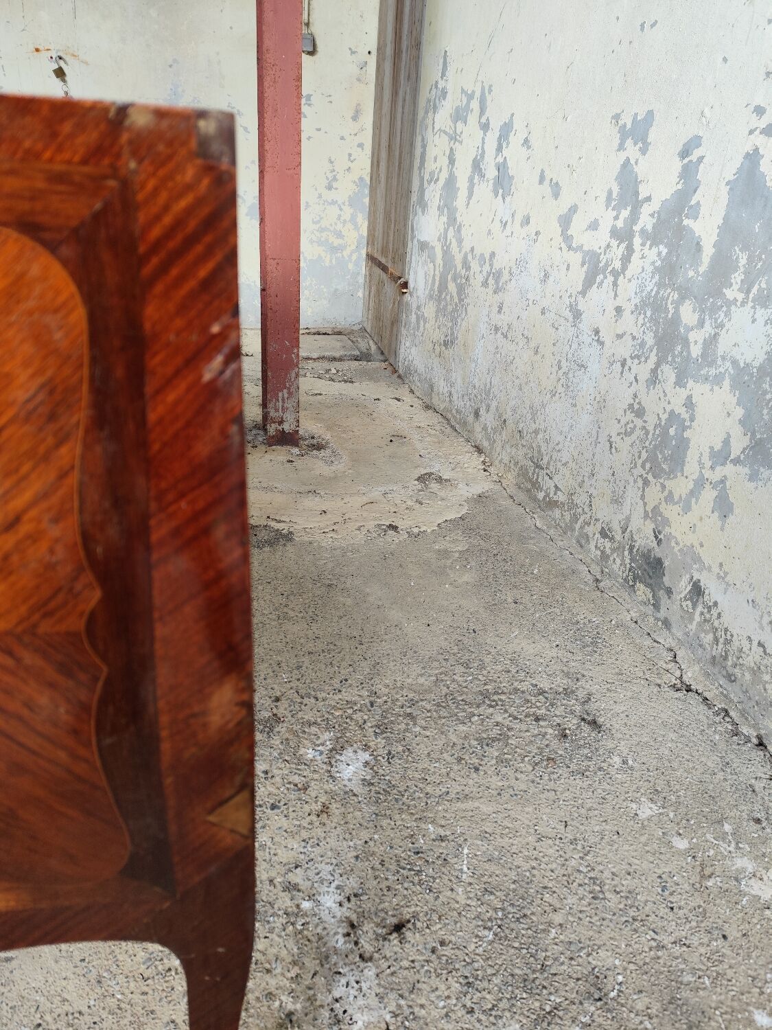 Inlaid chest of drawers