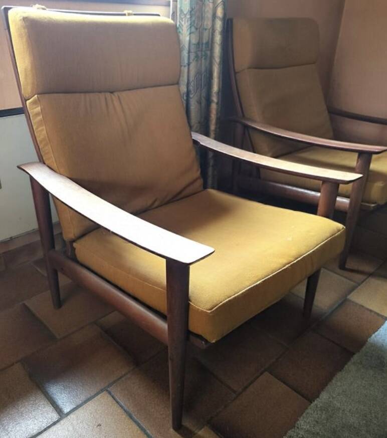 Scandinavian armchair with yellow cushions, original from the 1950s/60s.