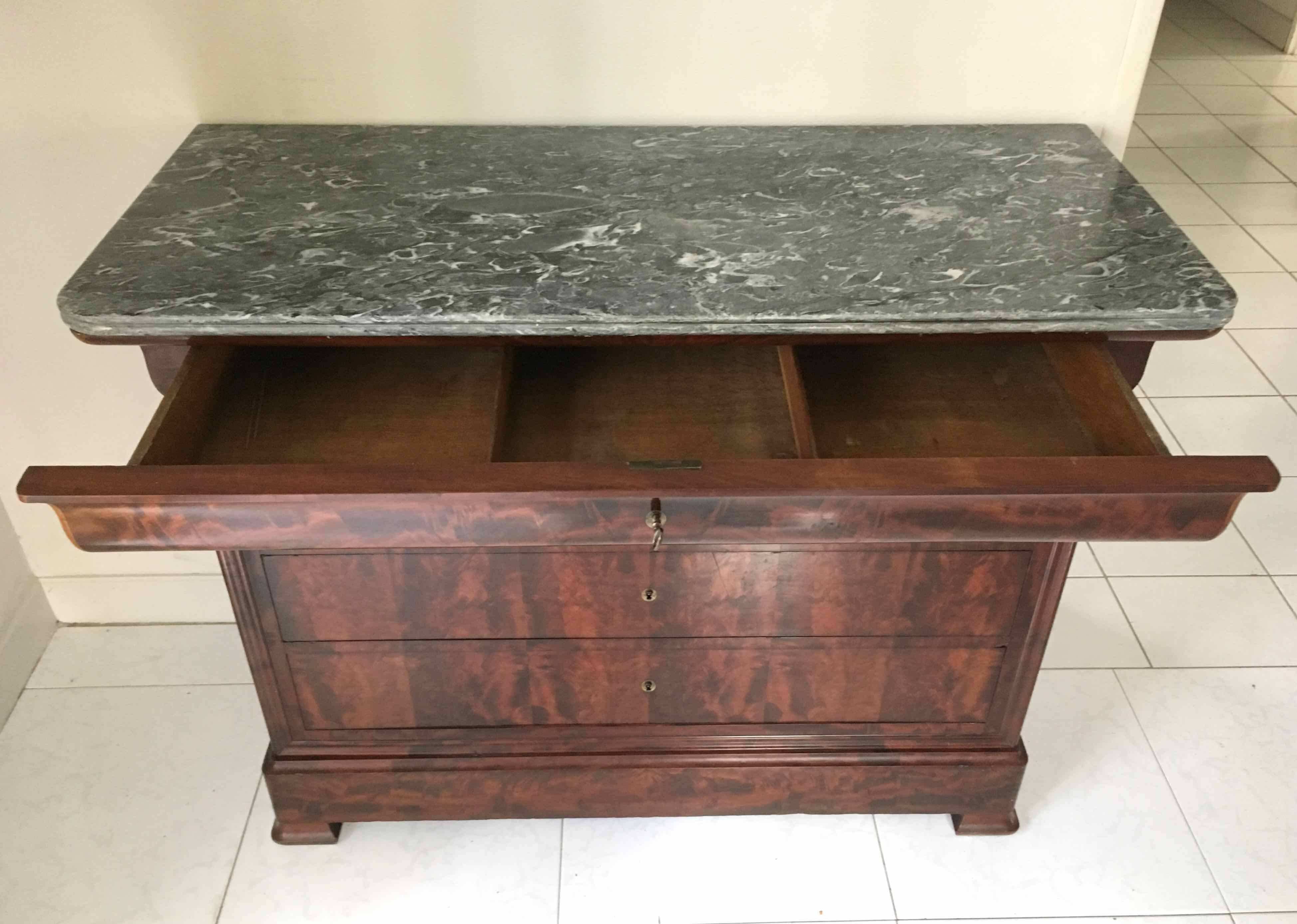 Commode XIXe Louis Philippe marbre sainte anne et noyer