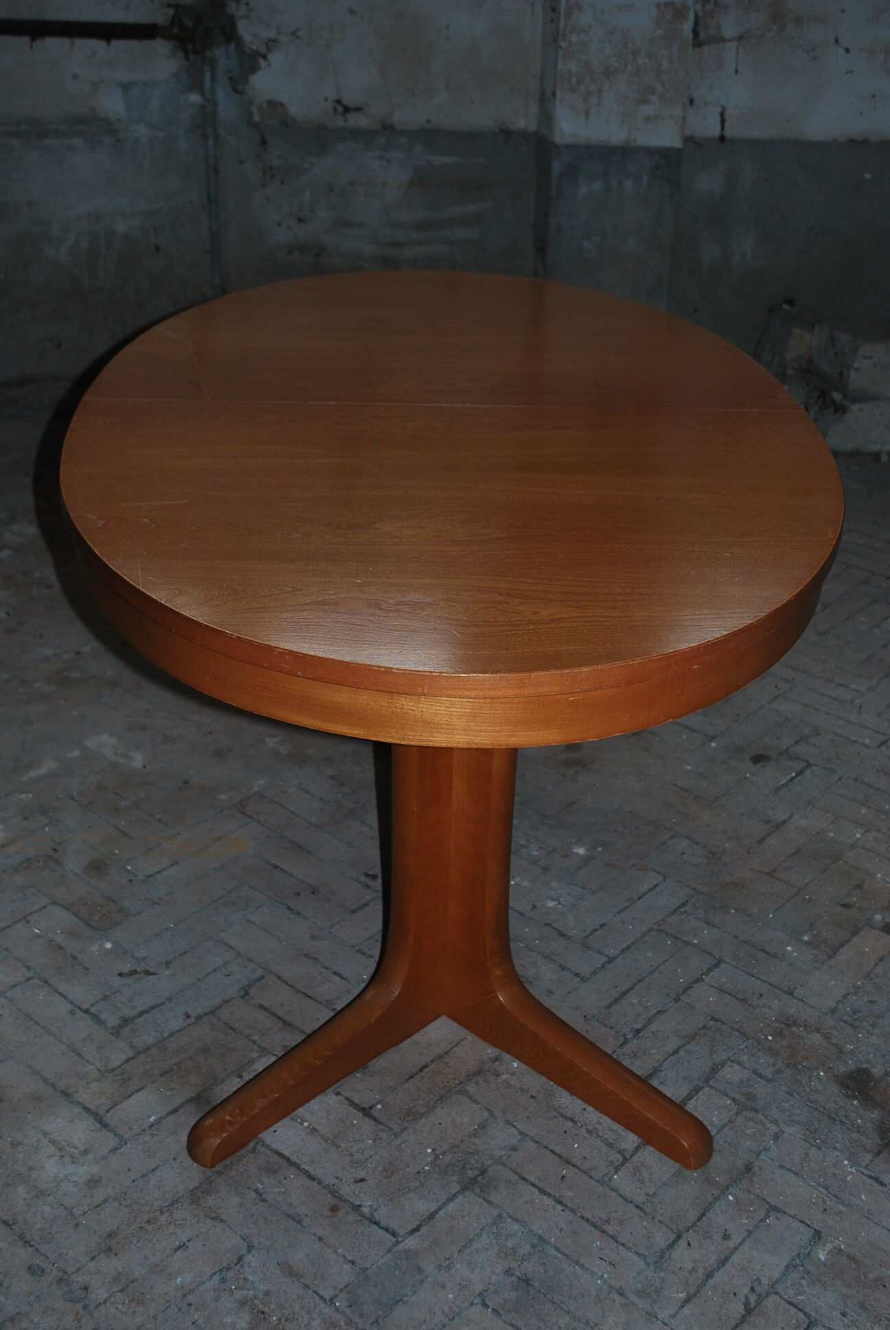 Baumann oval expandable table
