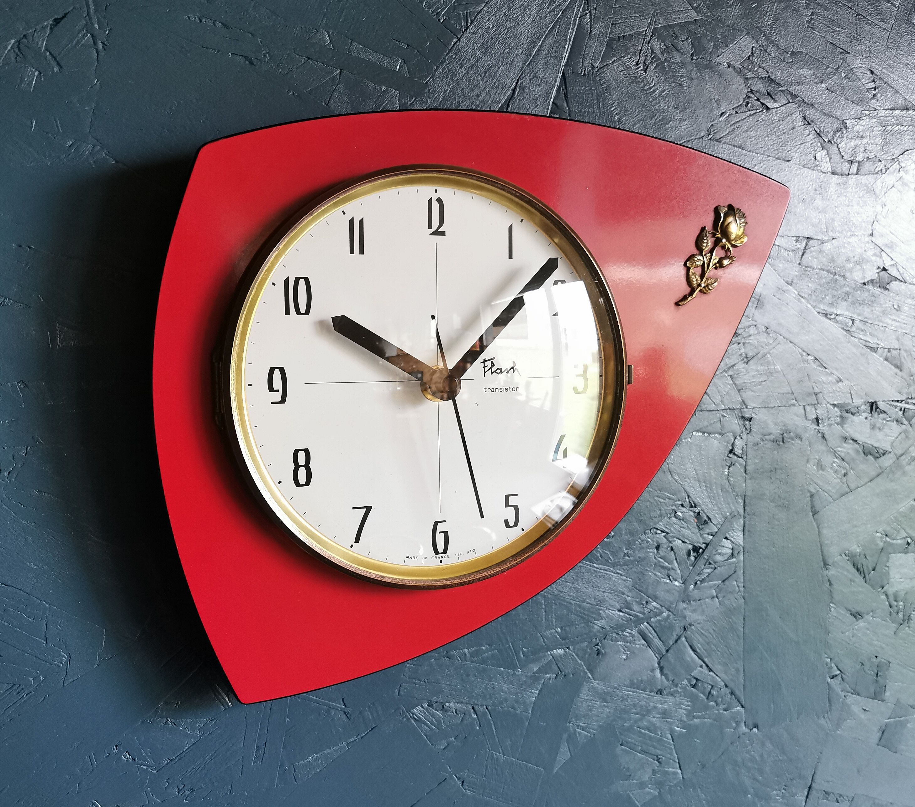 Vintage formica clock silent wall clock asymmetrical "Flash transistor red flower"