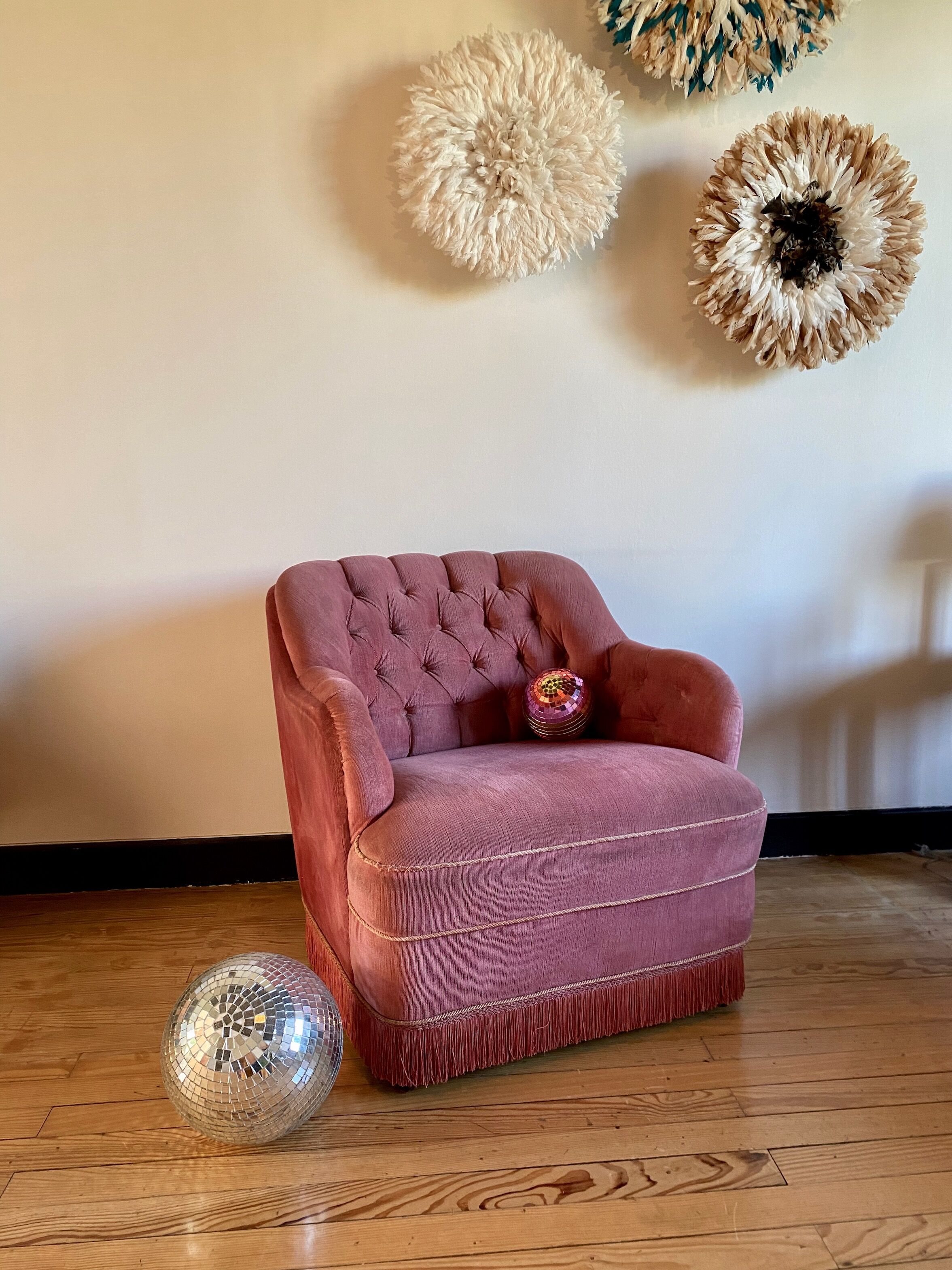 Upholstered toad armchair