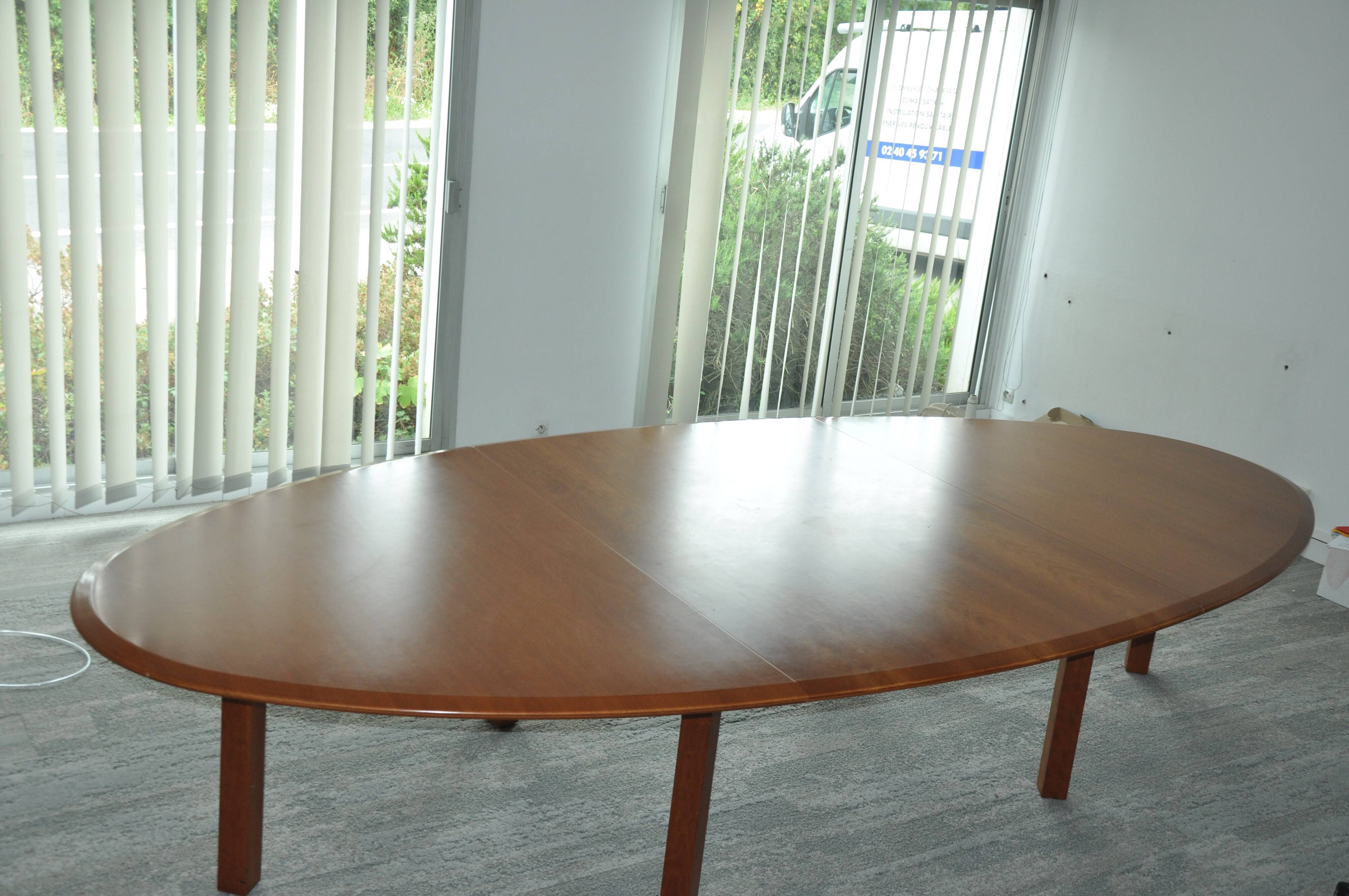 Grande table de conférence