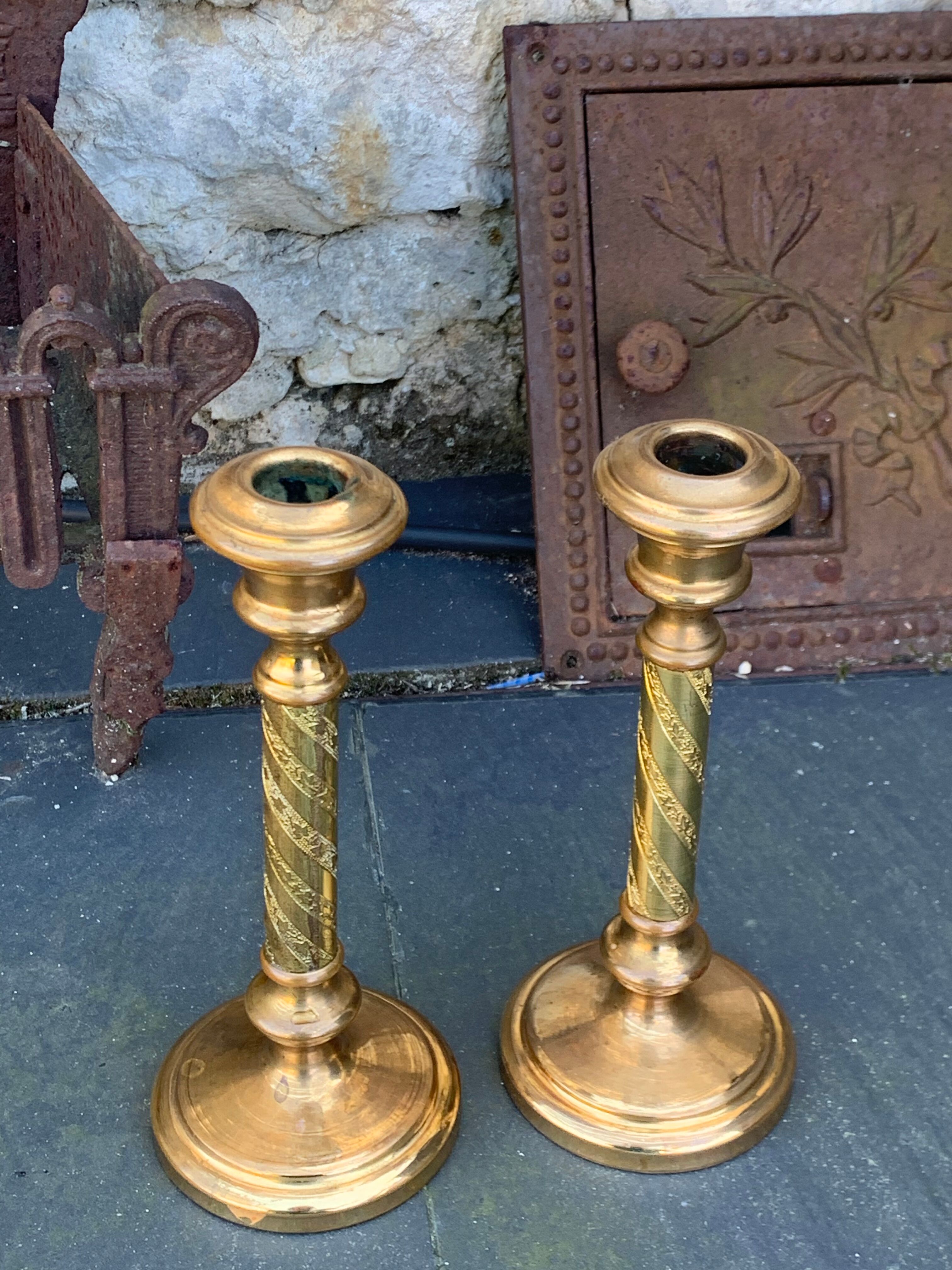 Set of two candlesticks in brass dore, pattern of ivy leaves chiseles on the columns, vintage
