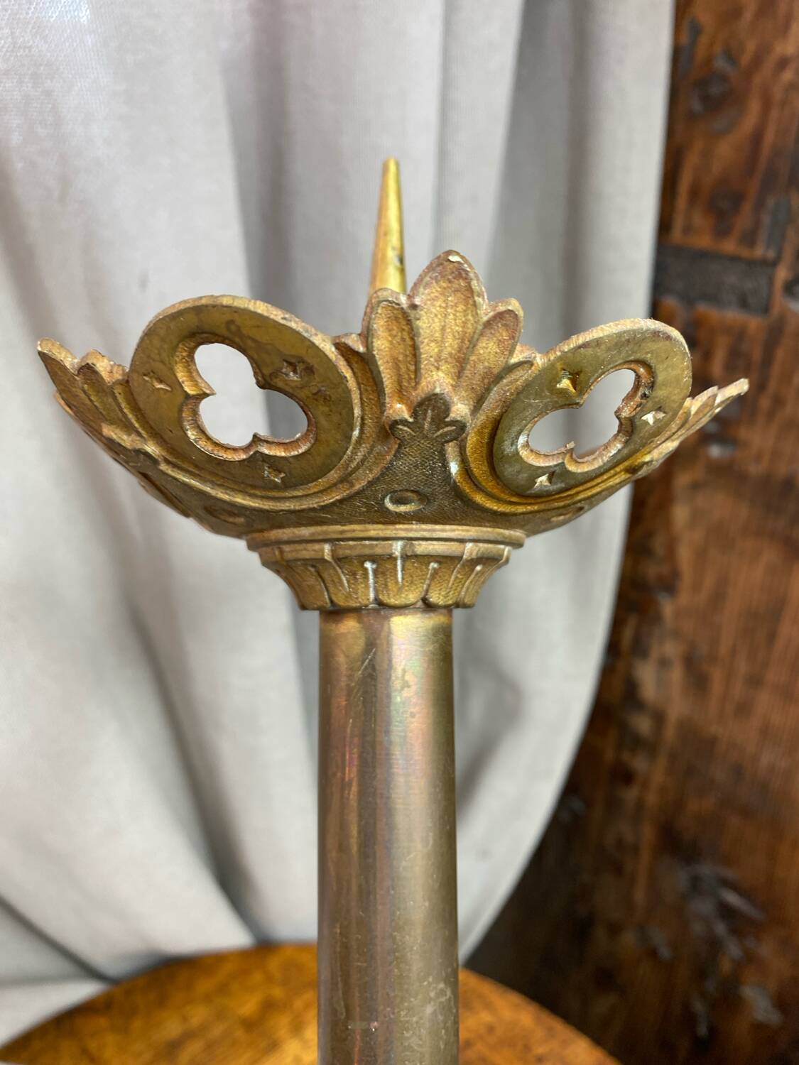 Paire de piques-cierges d’église en bronze et laiton
