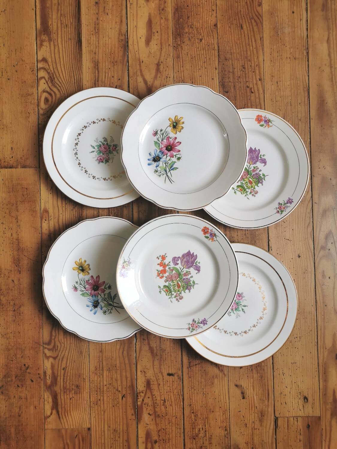 Mismatched vintage dinner plates "Spring"
