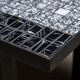 Table basse italienne sur cadre en métal plat avec plateau en mosaïque noire et blanche, années 1980