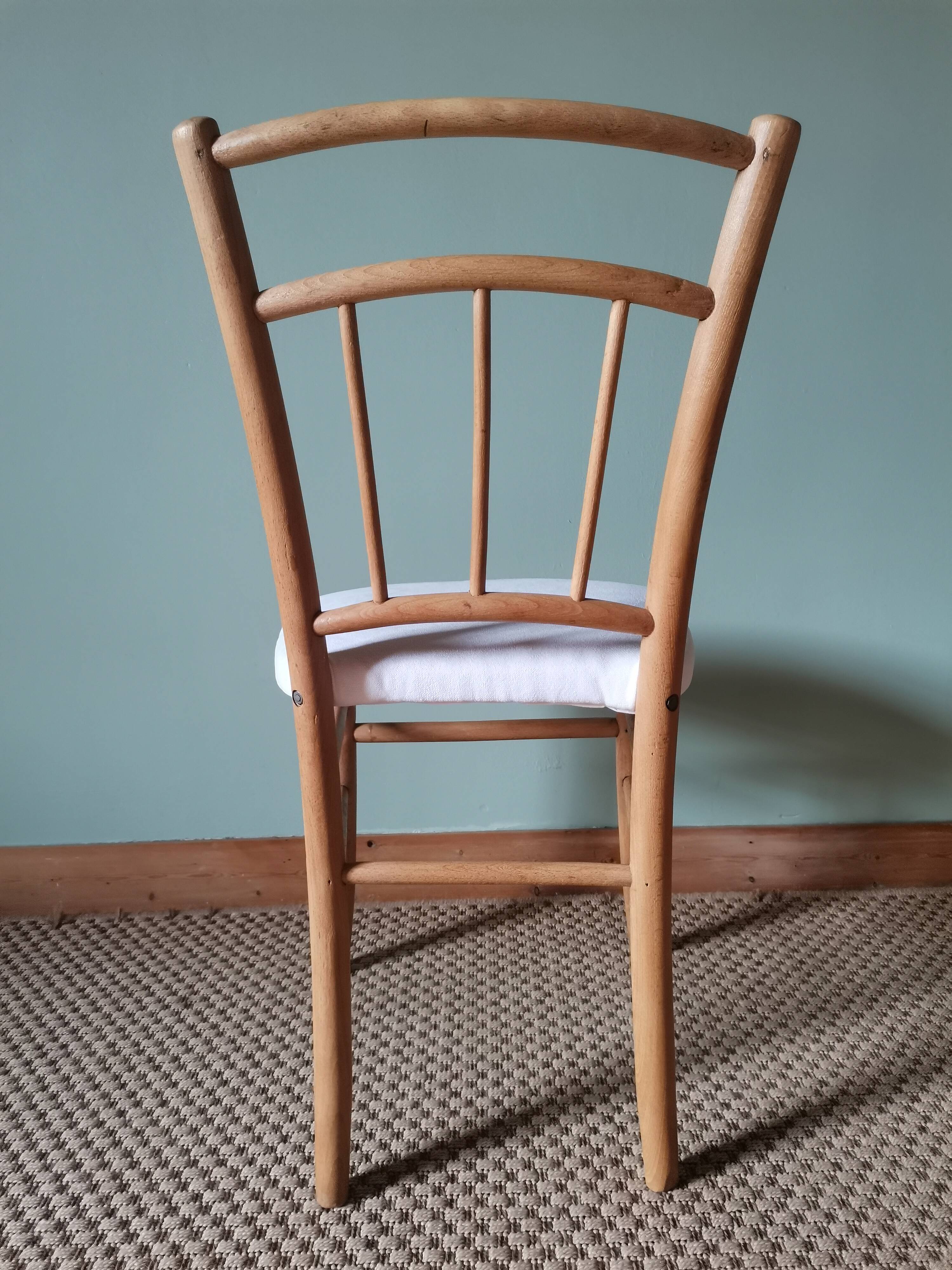 Chaises bistrot anciennes blanches