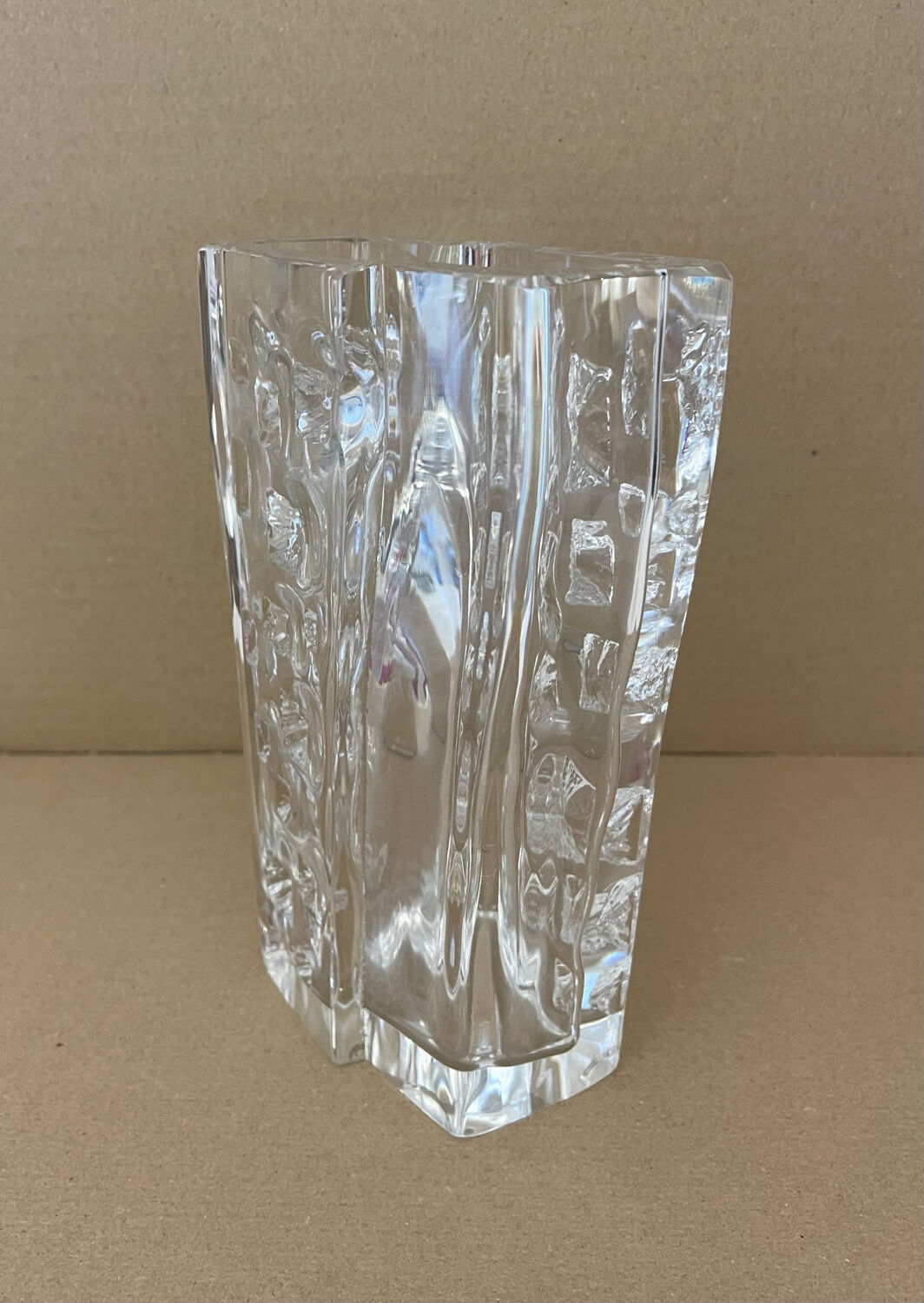 Vase en cristal épais Daum. Décor sculpté forme moderniste. 1960 - 70