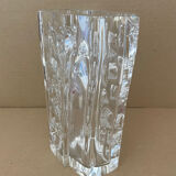 Vase en cristal épais Daum. Décor sculpté forme moderniste. 1960 - 70