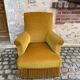Fauteuil crapaud velours jaune moutarde à franges