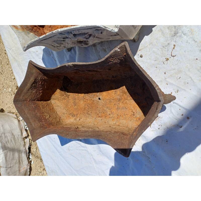 Pair of 1900 cast iron planters from Charleville-Mézières in rococo style