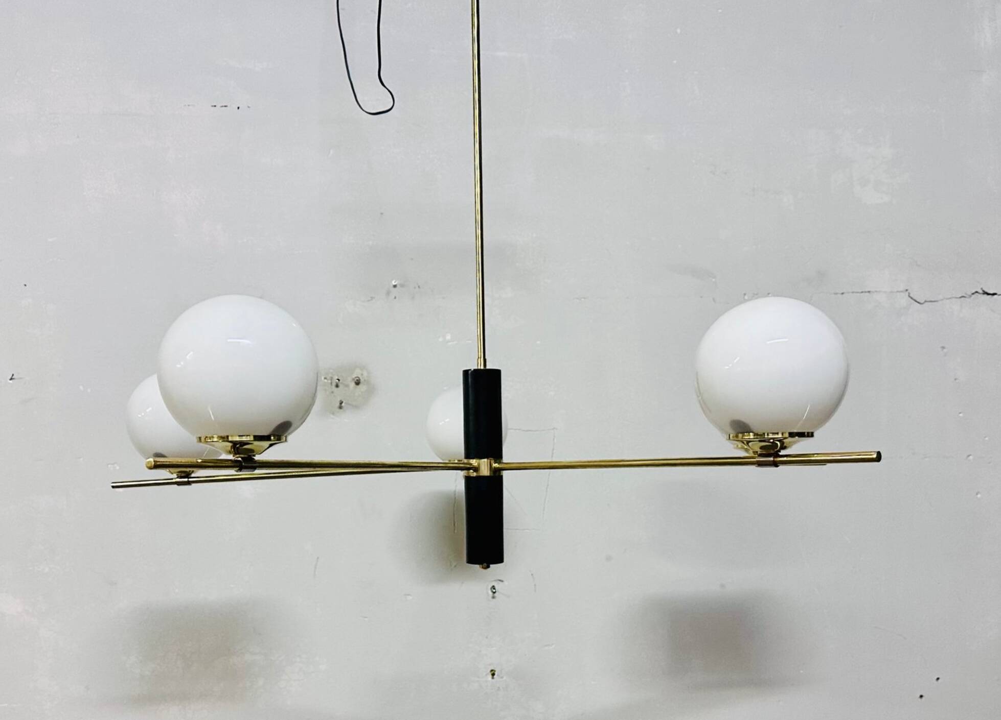 Lampadario con sfere opaline bianche, anni '60