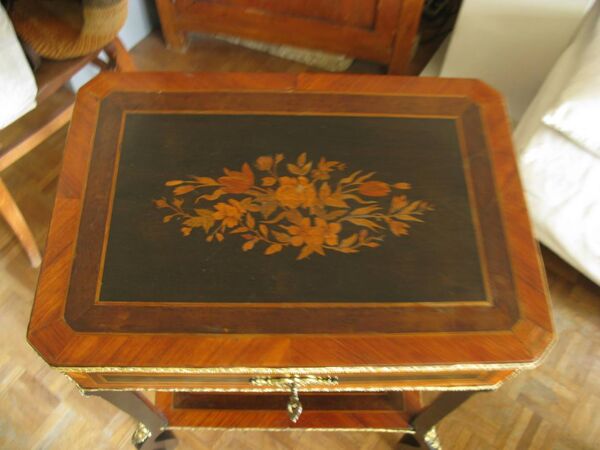 Meuble travailleuse en marqueterie