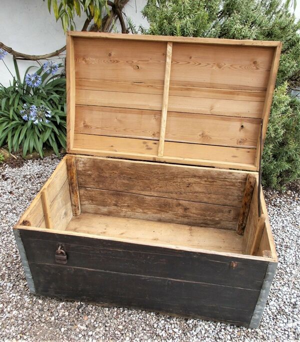 Tronc en bois antique, ches grand outil