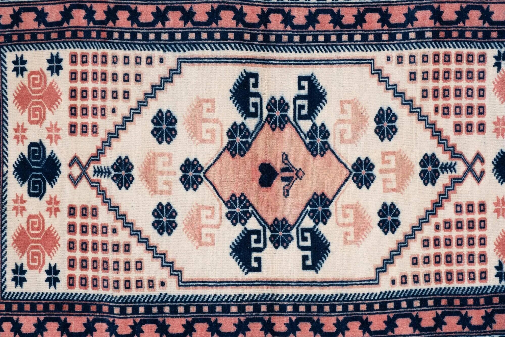 Vintage handmade Turkish rug 107x168 cm