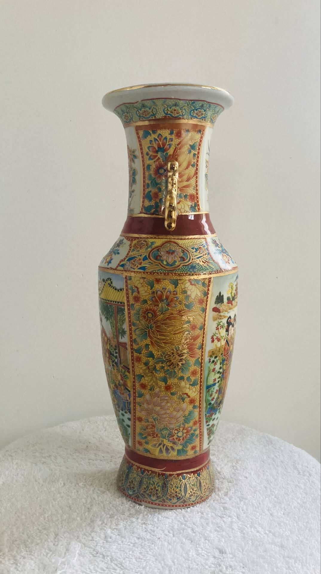 Antique Japanese Satsuma vase, 19th - early 20th century, decorated with geishas.