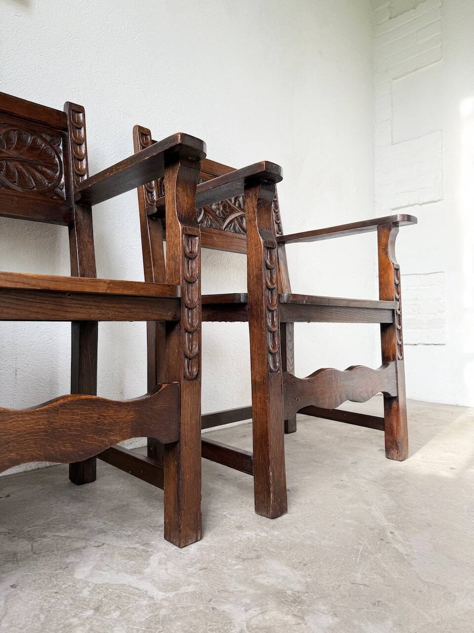Paire de fauteuils style espagnol bois sculpté 1900