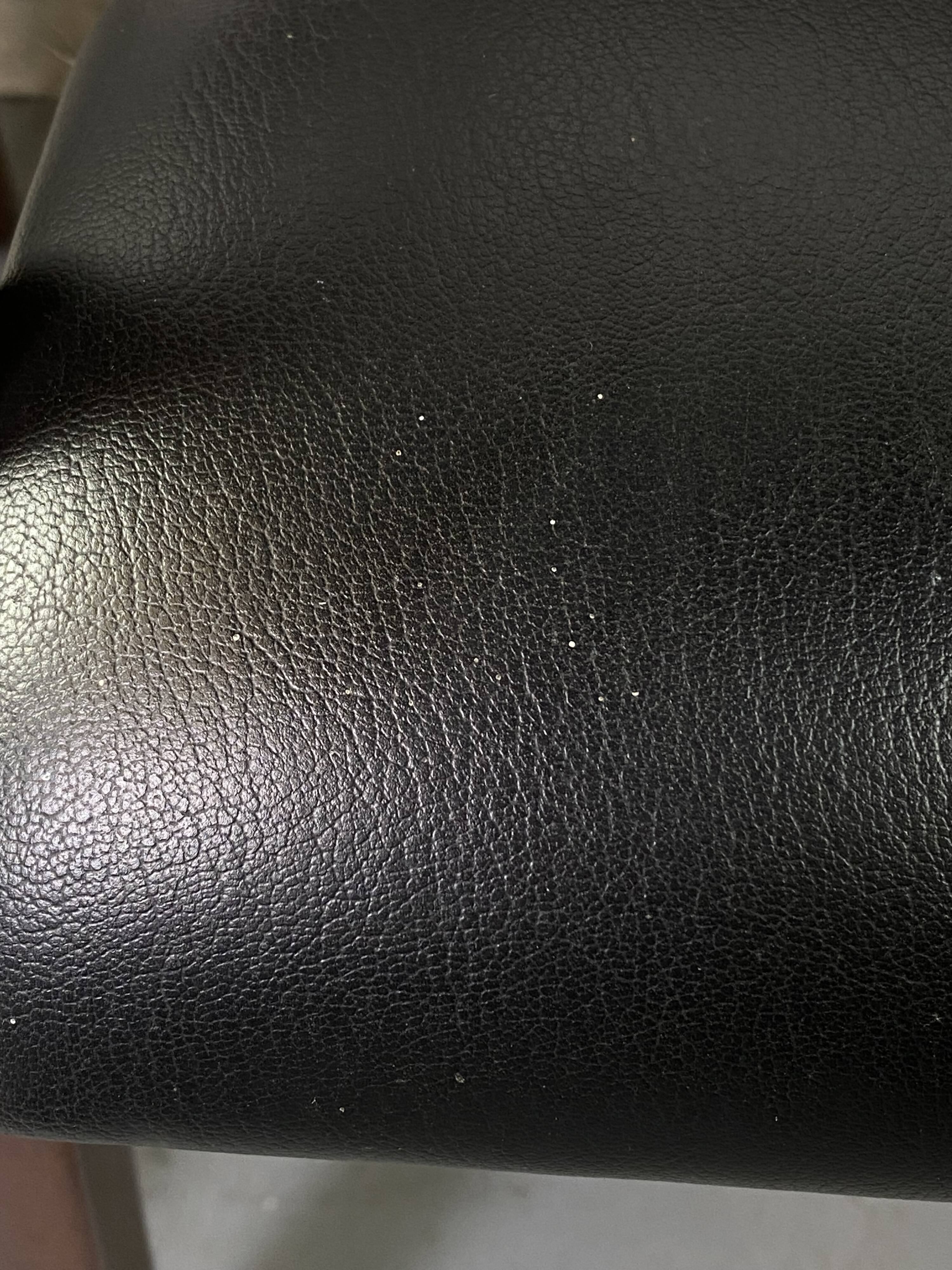 Paire de fauteuils en cuir et bois