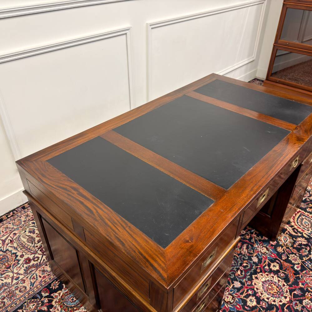 Bureau anglais classique avec cuir noir