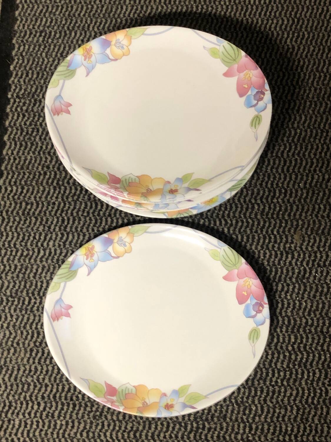 15 multi-colored flower plates