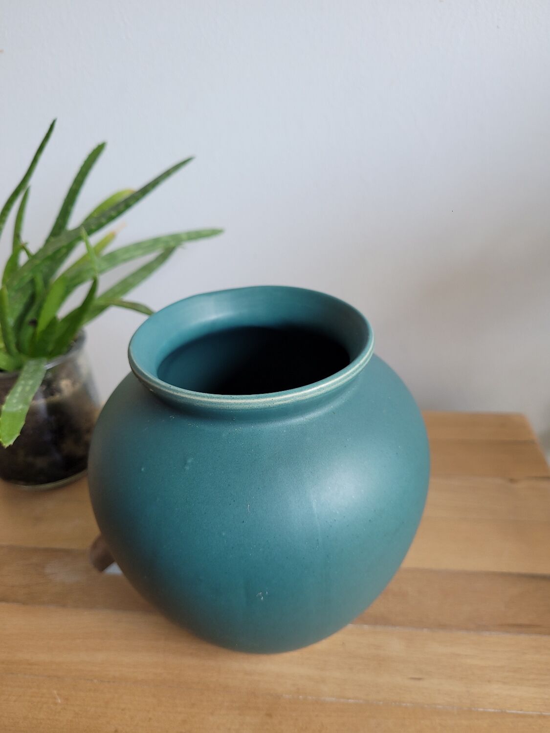 Almond-green ceramic round vase