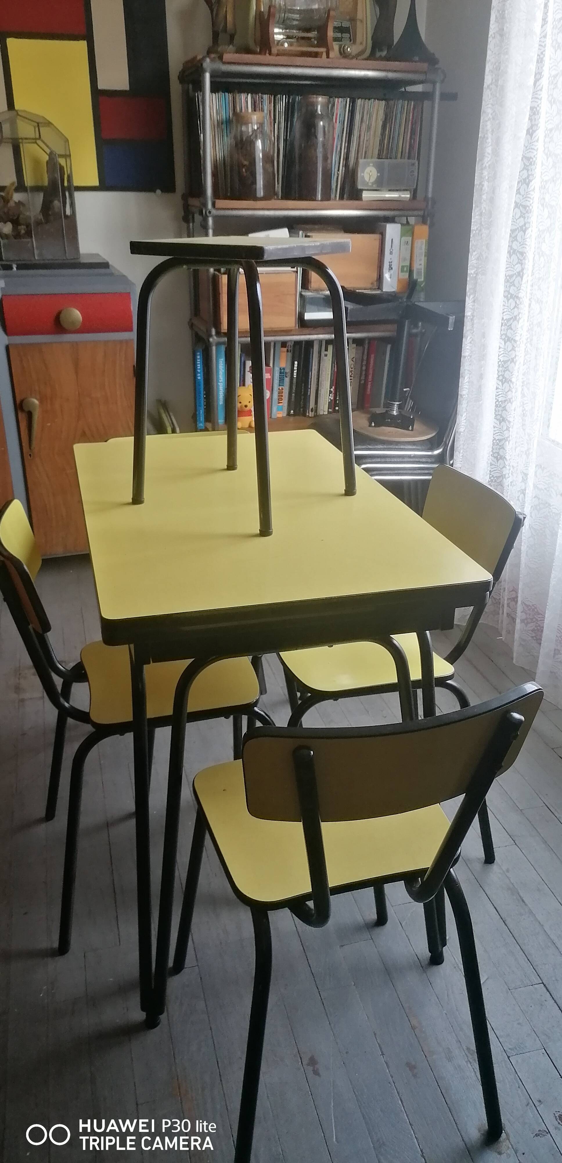 Ensemble vintage en formica jaune : table + 4 chaises+ 1 tabouret 1960/70
