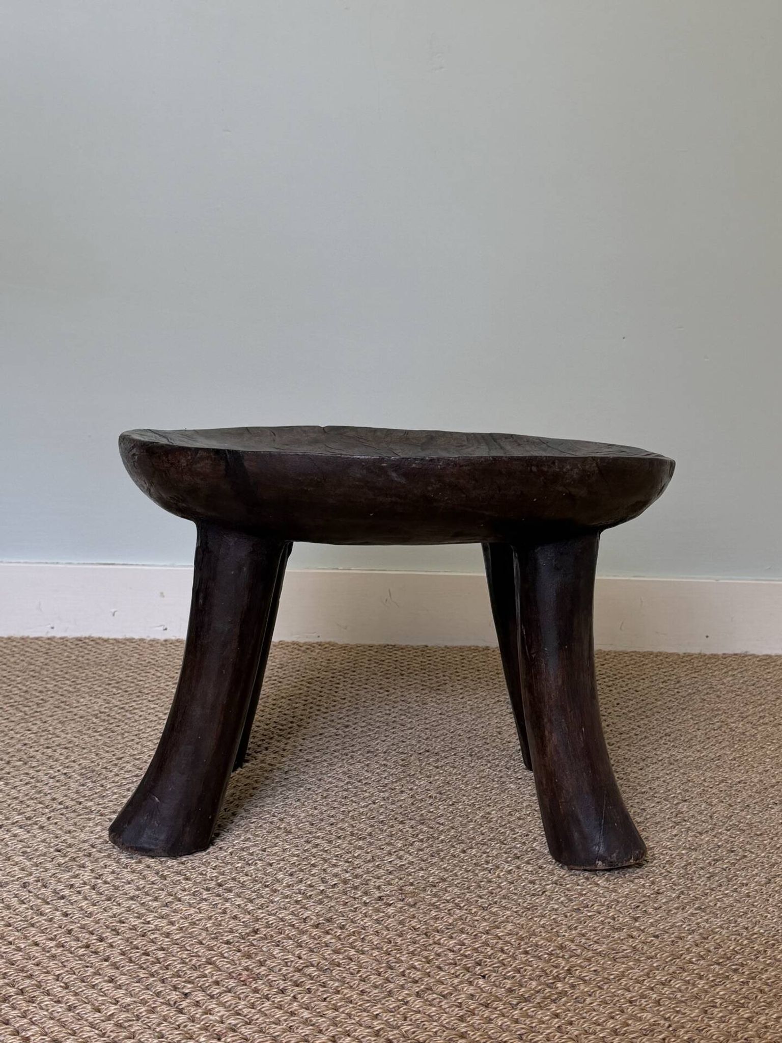 Monoxyle stool in carved wood – Ivory Coast