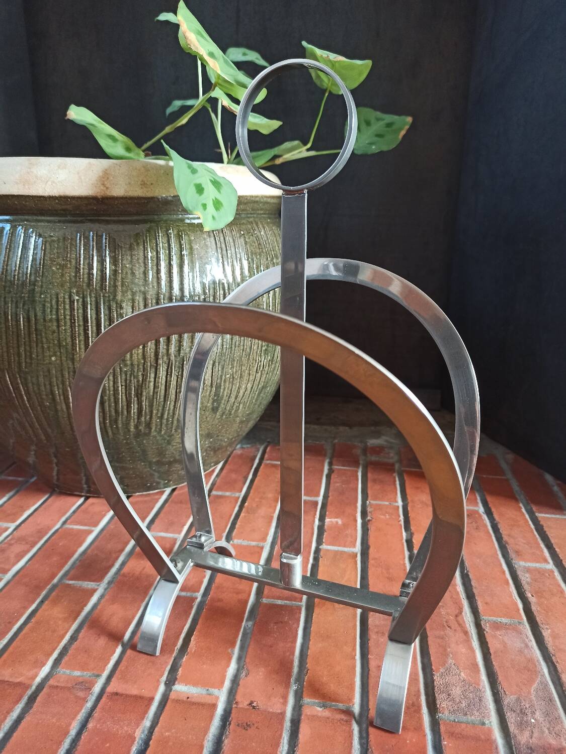 Porte-revues vintage en acier inoxydable brillant