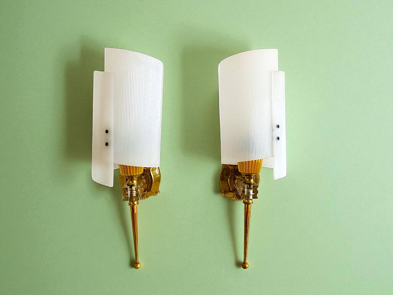 Paire d'appliques en laiton et acrylique, France 1960