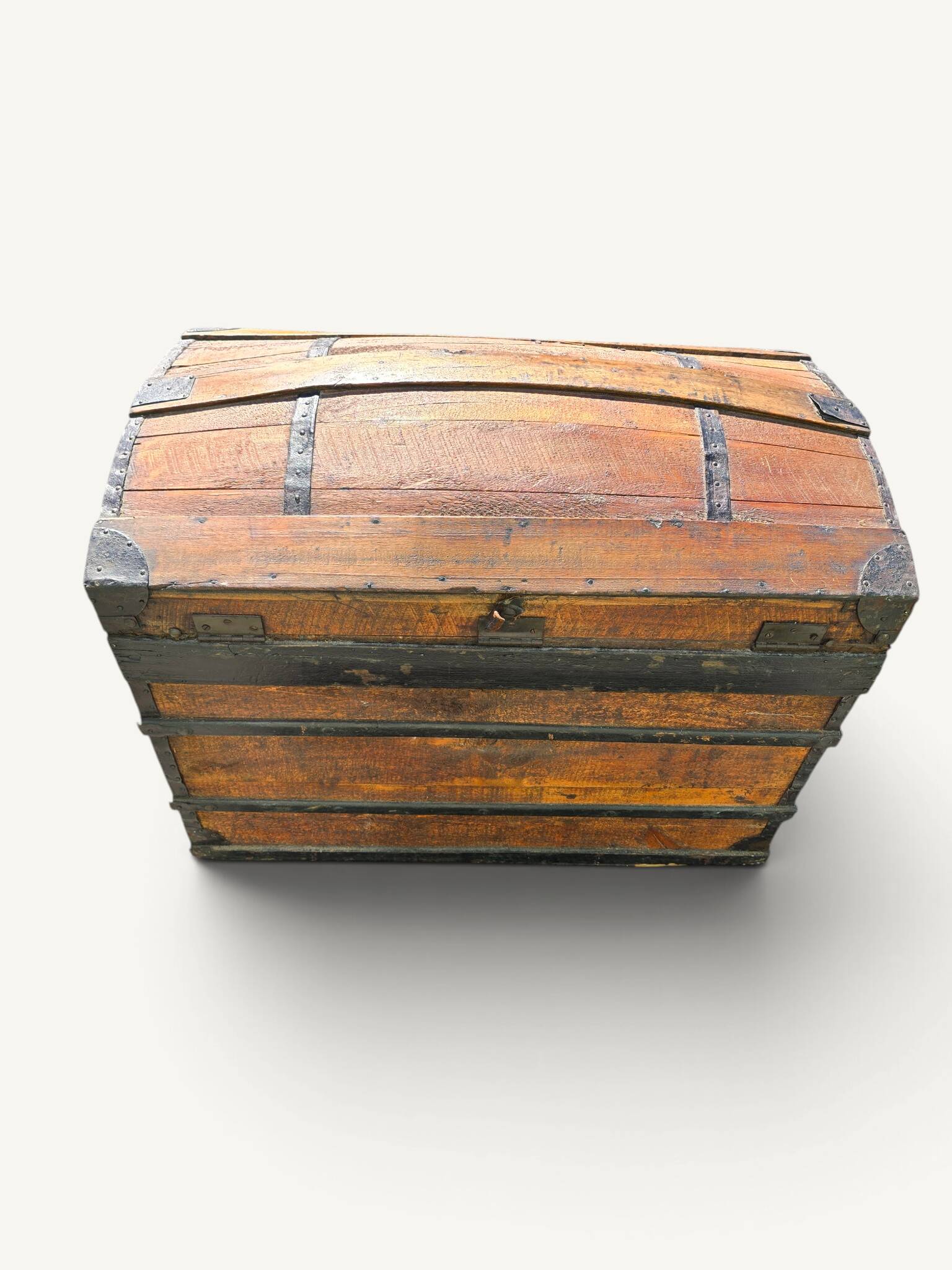 Coffre de voyage bombé ancien en bois et fer forgé – XIXe siècle