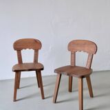 2 chaises rustiques en pin teinté sculpté | Suède | Années 1940