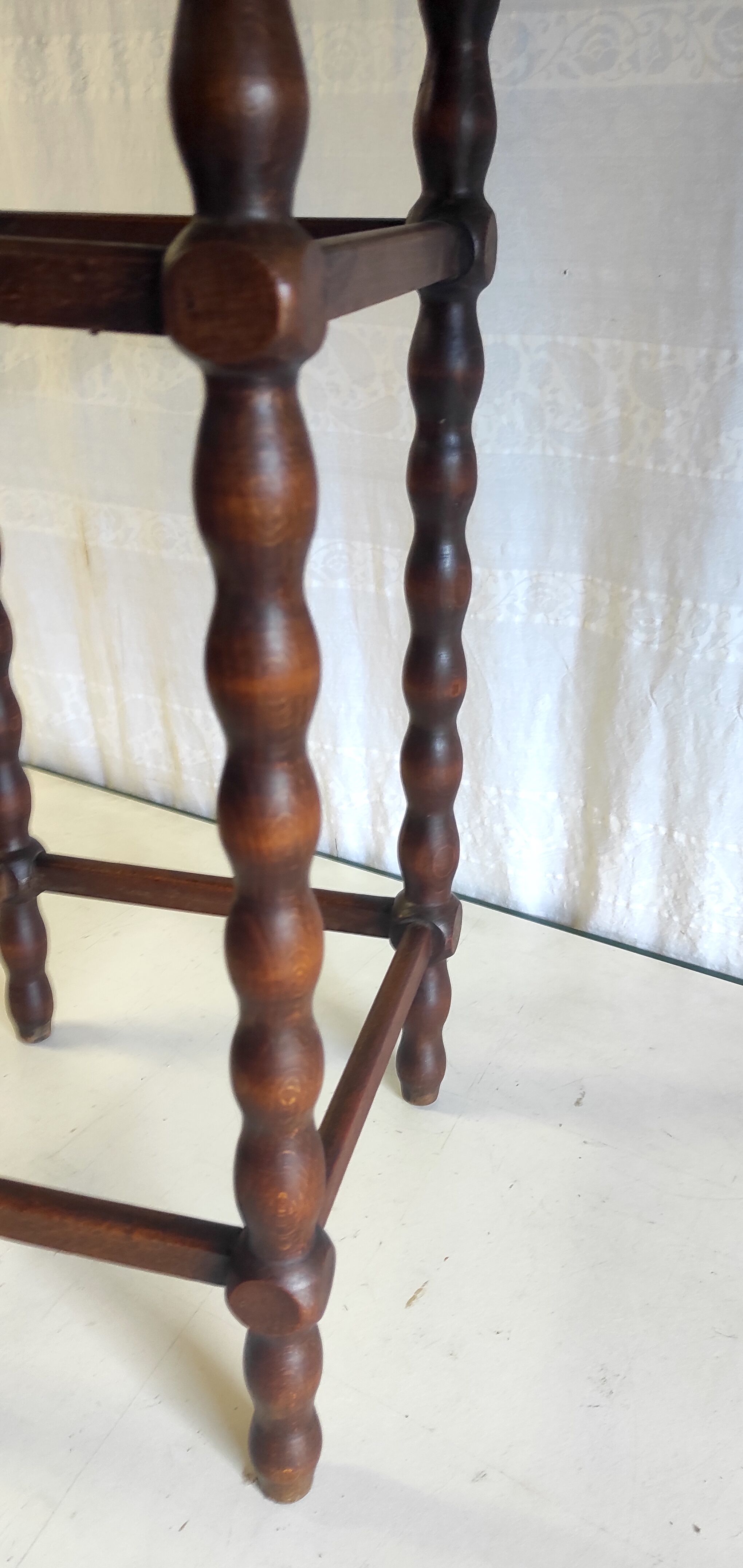 Side table / pedestal table in turned solid wood – 40s/50s