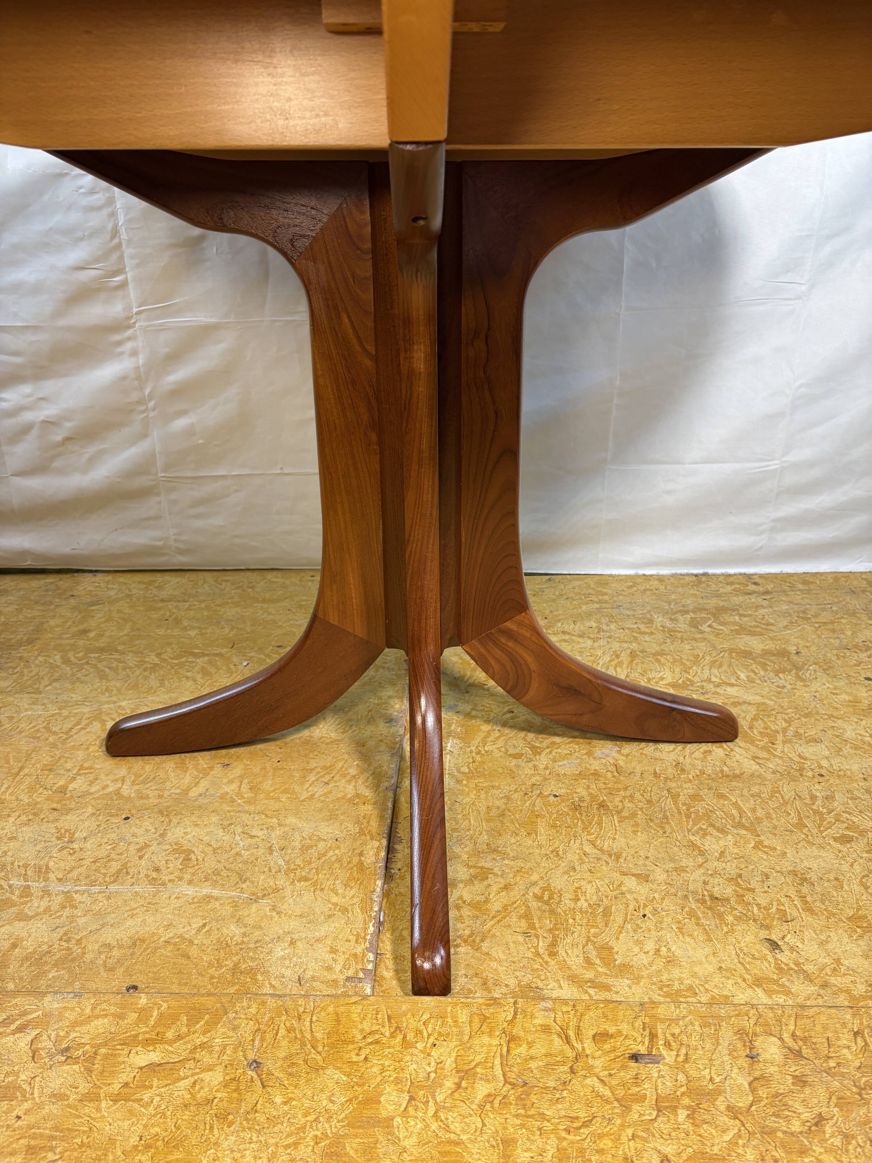 Mid-Century Retro Vintage Teak Extending Round Dining Table by Parker Knoll