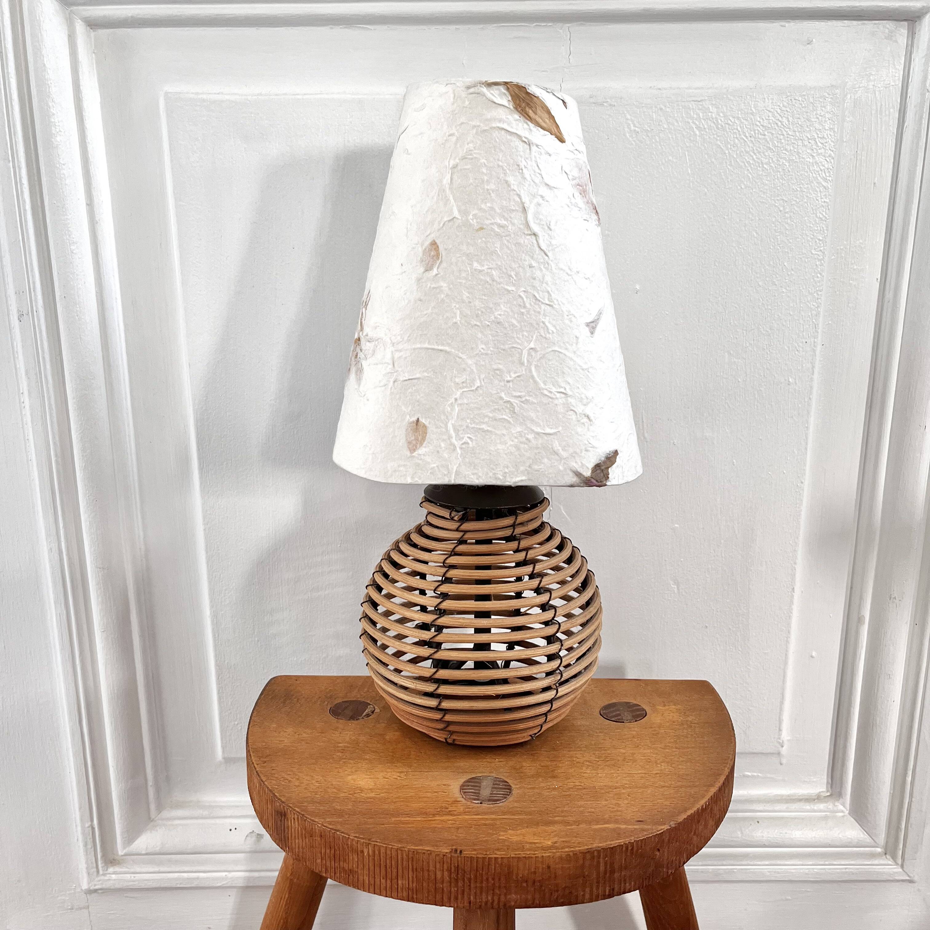 Lampe boule rotin et herbier