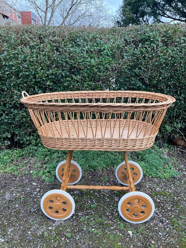 Berceau vintage en osier sur roulettes