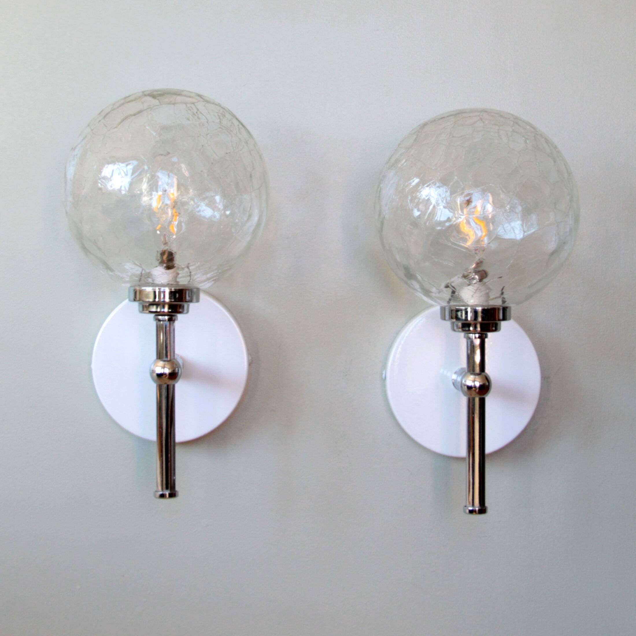Paire d'appliques anciennes en métal chromé et globes en verre craquelé vintage