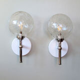 Paire d'appliques anciennes en métal chromé et globes en verre craquelé vintage