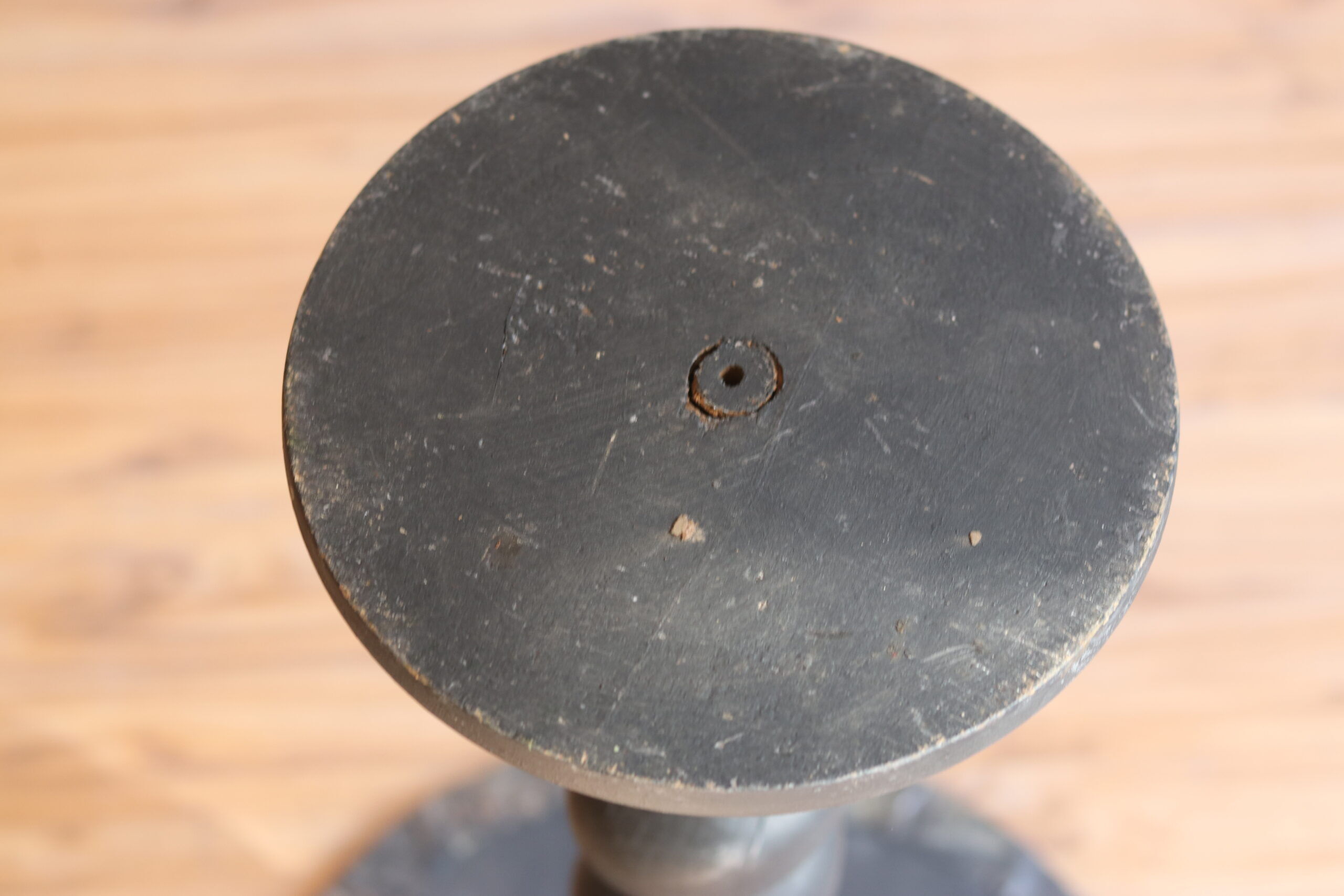 Table d’appoint avec pied torsadé et plateau recouvert d’une feuille de plomb