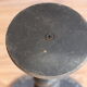 Table d’appoint avec pied torsadé et plateau recouvert d’une feuille de plomb
