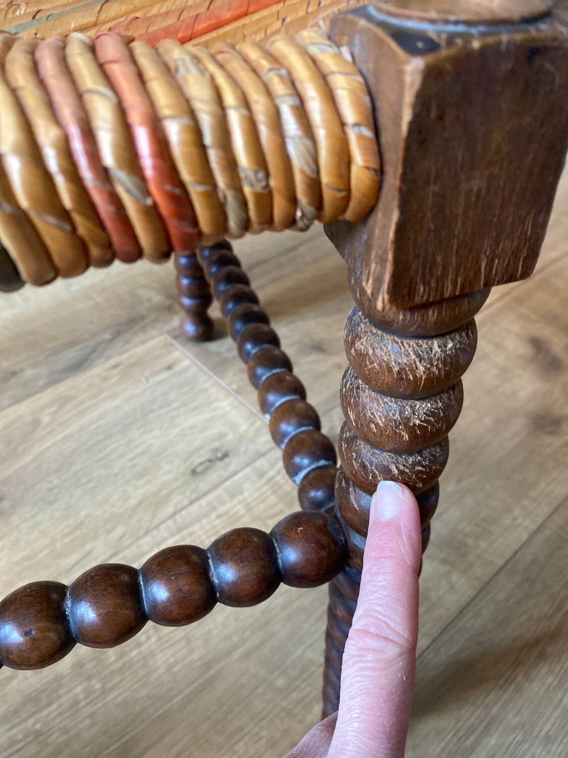 Corner armchair in beaded wood straw