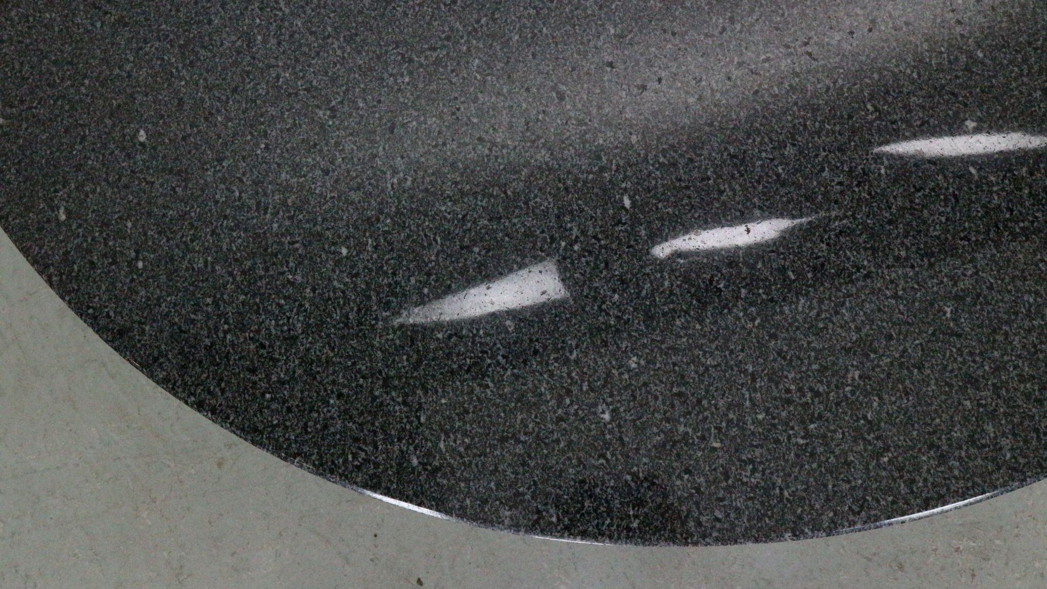 Mid-century  granite stone round coffee table, 1970's italy