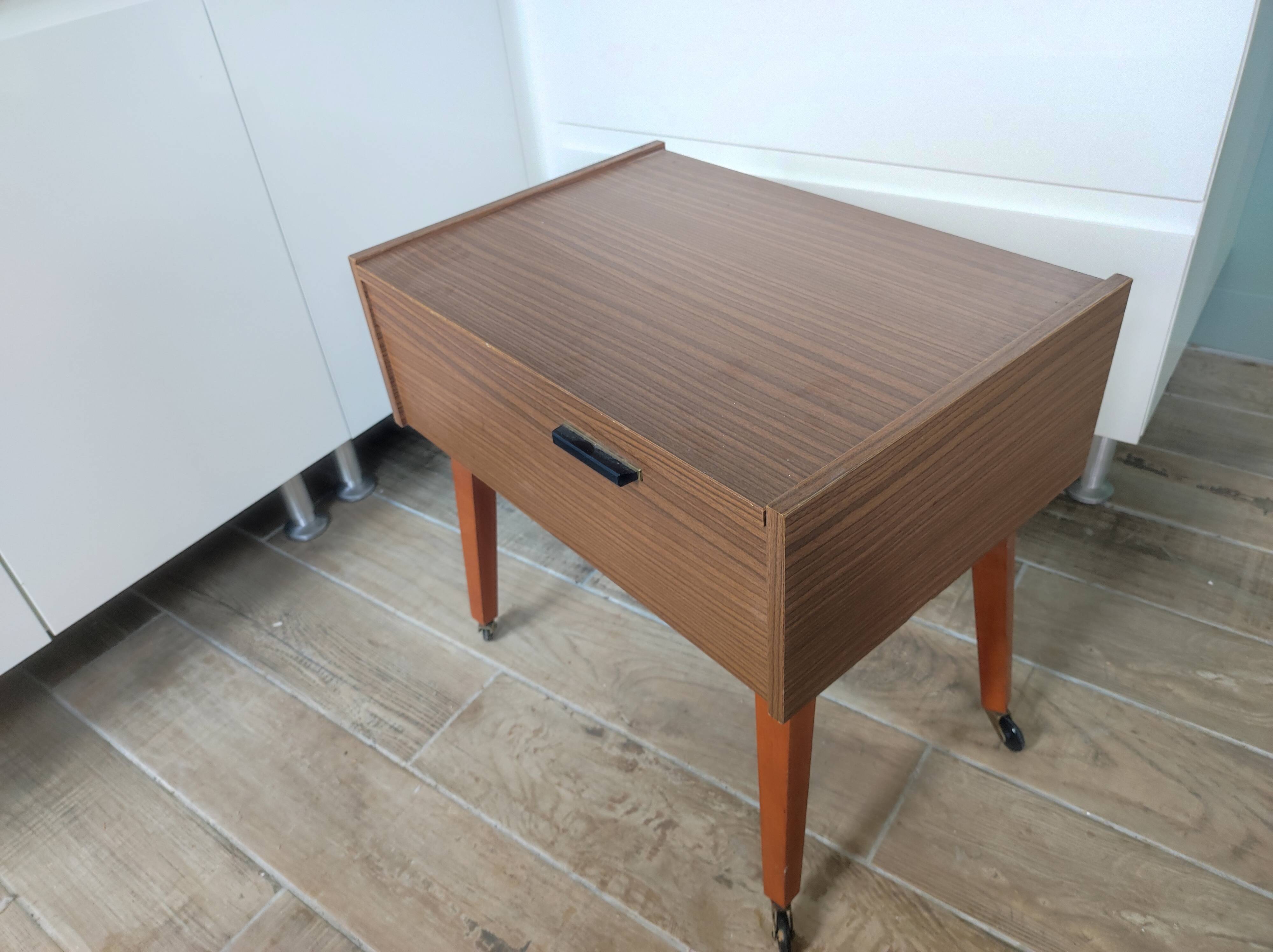 Travailleuse à roulettes table d'appoint pieds compas vintage made in Germany