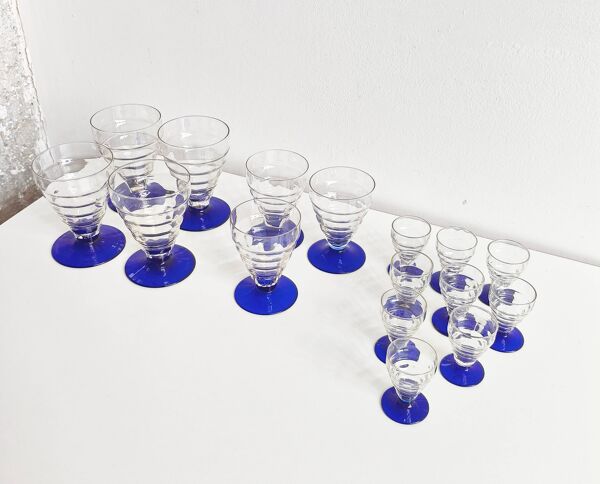 Série 16 verres anciens pied bleu cobalt Art Déco