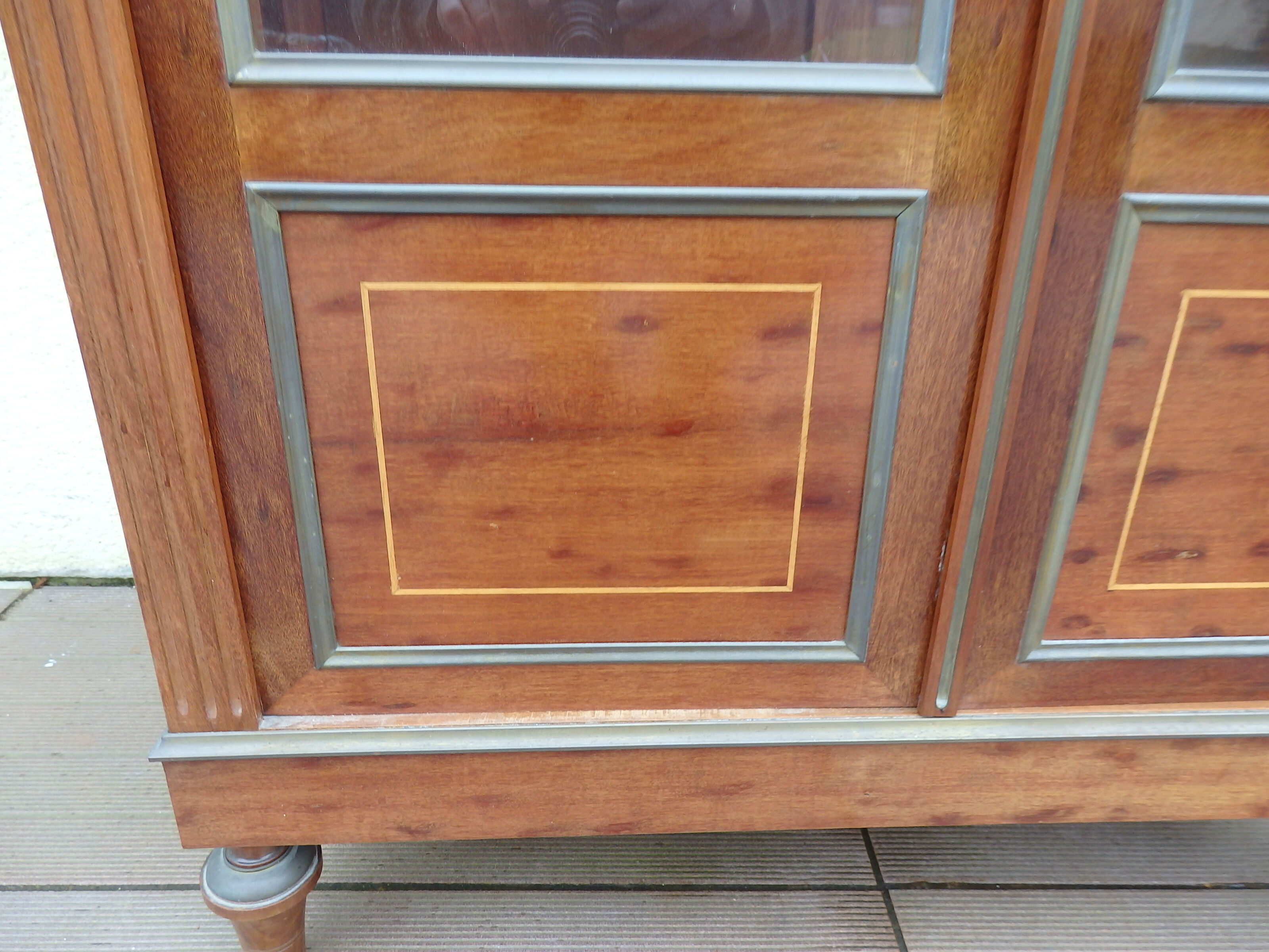 louis XVI showcase furniture