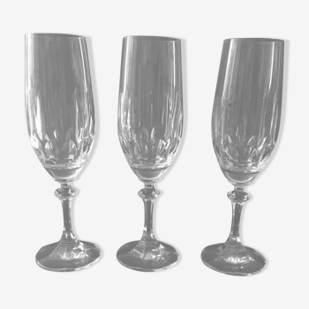 3 crystal flutes