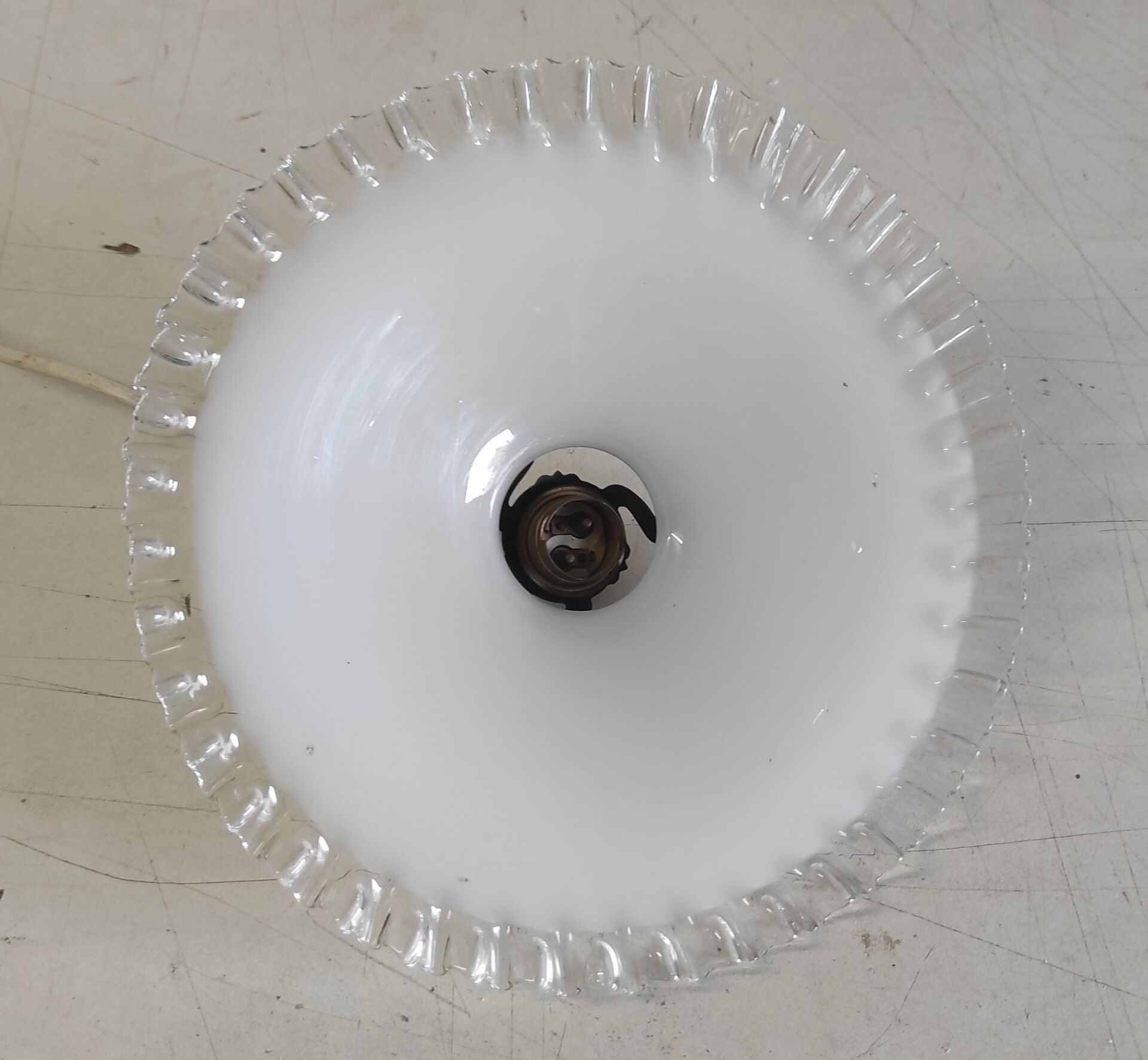 Abat-jour en verre opalin plissé - mid.XXeme