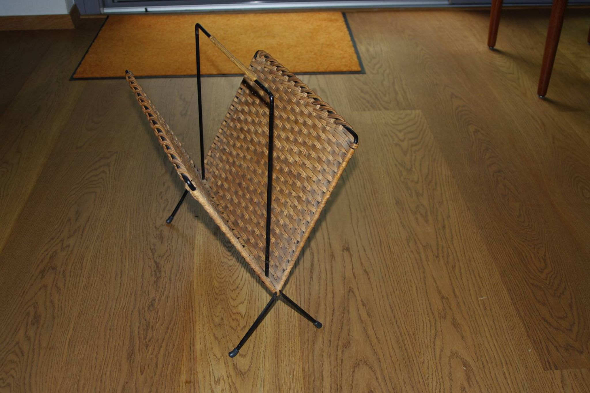Vintage magazine rack in wrought iron and woven wicker 196