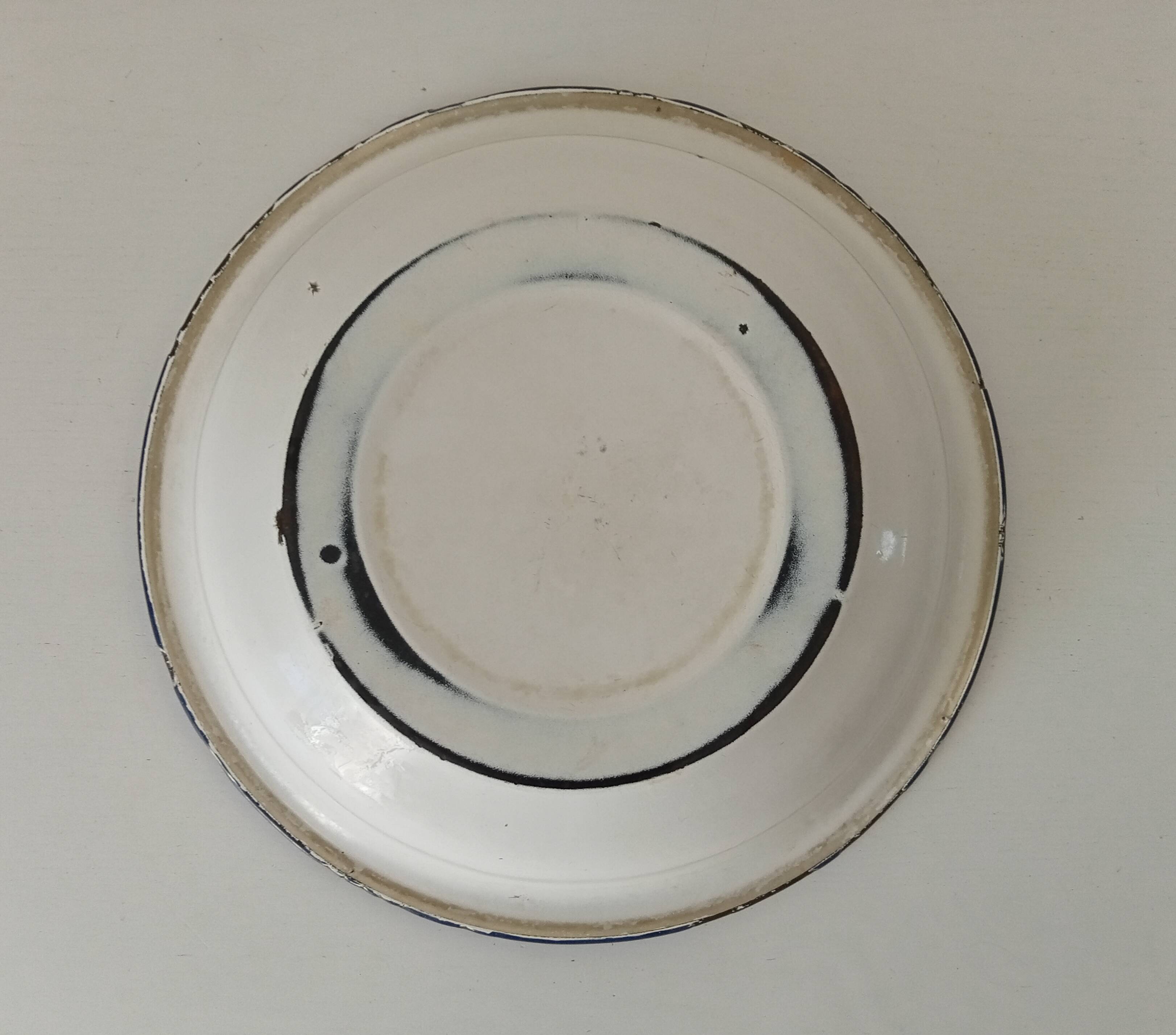 Old enameled sheet metal basin